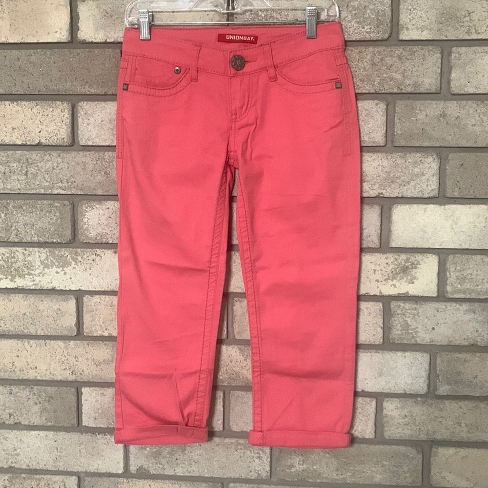 3for$20 pink Capri jeans size 1 waist is 28in